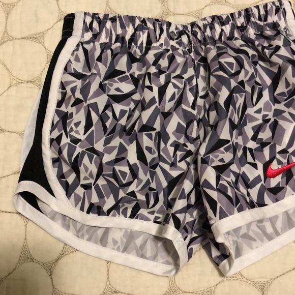 Nike boys gray and black shorts - Picture 3 of 7